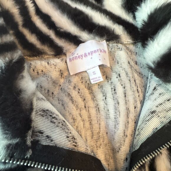 Honey & Sparkle Faux Fur Soft Zebra Print Cropped 1/4 Zip Pullover Size Small - Picture 3 of 10